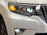【LEDヘッドライト】悪天候や夜間走行時も良好な視界を確保し安心して運転できる高輝度LEDヘッドライトを装備!点灯速度が早く、消費電力も抑えられています。