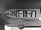 パワーウィンドウのスイッチです。 運転席に居ながら助手席の窓を開け閉めできるので便利ですよ。 ロック機能も付いてるので子供がイタズラして窓を開けるという事もできなくできますよ。