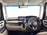 運転席は、大きな座面と包み込むような背もたれがドライバーの身体全体をしっかり支えます。上質なシート素材と座り心地のよいクッションを採用し、長時間の運転やコーナーの多い道も快適です