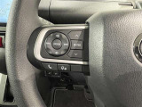 ステアリングスイッチ付きで、運転中に視線を前に向けたまま操作できます。