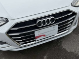 シングルフレームグリルはAudiの象徴的なデザイン要素であり、一目でAudiとわかるスタイル、大きくて迫力のある形状が車のスポーティな印象を強調しており、魅力的なデザインとなっています。