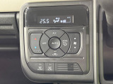 【オートエアコン】一度お好みの温度に設定すれば、車内の温度を検知し風量や温度を自動で調整。暑い&hellip;寒い&hellip;と何度もスイッチ操作をする必要はありません。快適な車内空間には必須の機能ですね♪