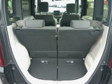 フル乗車時でも十分な荷室です。