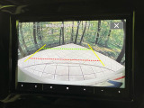 【バックカメラ】駐車時に後方がリアルタイム映像で確認できます。大型商業施設や立体駐車場での駐車時や、夜間のバック時に大活躍!運転スキルに関わらず、今や必須となった装備のひとつです!
