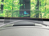 【ヘッドアップディスプレイ】現在の速度や走行情報をデジタル表示で運転席前方のガラスに投影!運転中、目線をずらさず必要な情報を確認できるのでとっても便利で安心!