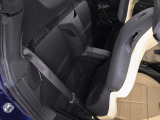 自動防眩サイドミラーを装着。夜間のドライブにおいて後続車のヘッドライトの眩しさを自動で軽減し、クリアな視界を確保します。