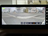 進化したアラウンドビューモニター!フロントワイドビューで、死角になる曲がり角の先まで確認ができて安全!見通しの悪いいつもの道をナビゲーションにメモリーすれば自動でカメラ切り替え!