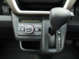 【オートエアコン】一度お好みの温度に設定すれば、車内の温度を検知し風量や温度を自動で調整。暑い&hellip;寒い&hellip;と何度もスイッチ操作をする必要はありません。快適な車内空間には必須の機能ですね