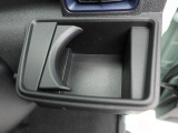 カップホルダーは運転席や助手席からちょうど手の届く位置です!!