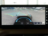 インビジブルフードビュー!まるで車の下が透けて見えるような画像で、落下物や水たまりなどスムーズに回避!