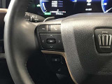 ステアリングスイッチ付きで、運転中に視線を前に向けたまま操作できます。