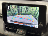 【バックカメラ】駐車時に後方がリアルタイム映像で確認できます。大型商業施設や立体駐車場での駐車時や、夜間のバック時に大活躍!運転スキルに関わらず、今や必須となった装備のひとつです!