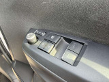 【電動格納ミラー】サイドミラーは電動格納式となっており、狭い駐車場でもキズがつくリスクを抑えられます。