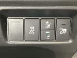 Hondaセンシング用の、VSA(ABS+TCS+横滑り抑制)解除と路外逸脱抑制機能のオンオフスイッチなどはハンドルの右側に装備しています。