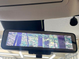 【インテリジェントルームミラー】後席の大きな荷物や同乗者で後方が確認しづらい時でも安心!カメラが撮影した車両後方の映像をルームミラー内に表示。クリアな視界で状況の確認が可能です!