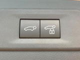 【パワーバックドア】スマートキーや運転席のボタンを押すだけでリアゲートが自動で開閉します!荷物を持っている時や、高い位置にあるバックドアを閉める際に便利な機能です♪