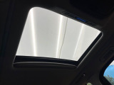 【サンルーフ】開放感たっぷりの希少装備、サンルーフが装着されています!車内に明かりを取り入れたり景色を楽しむ以外にも、車内の空気も簡単に換気できて快適です!