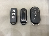 スマートキー付きですからドアロックの開閉およびエンジンスタートが楽々です。電動スライドドアの開け閉めもボタンで操作できます。加えて、純正リモコンエンジンスターター用の操作キーもついています。