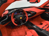 4.0L V8ツインターボエンジンは単体で780cvを発生し、さらにフロントに2基、リアに1基の計3基の電気モーターを組み合わせることで、システム総合出力は1000cvに到達します。