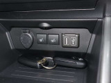 運転席と助手席には、シートヒーターが付いていて、寒い冬の日も暖かくドライブをお楽しみ頂けますよ(^^♪