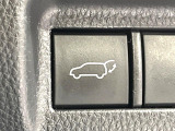 【パワーバックドア】スマートキーや運転席のボタンを押すだけでリアゲートが自動で開閉します!荷物を持っている時や、高い位置にあるバックドアを閉める際に便利な機能です♪