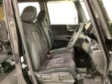 女性でも運転がしやすいように、シートの高さ調整機能(シートリフター)がついています。運転席と助手席の間が空いている為、助手席側への移動がスムーズです。交通量の多い道でも助手席側から乗り降りができます。