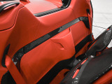 カラード・セーフティ・ベルト(Rosso)を装着。シートベルトにまでカラーコーディネートを施す徹底したこだわりが光ります。
