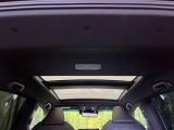 【調光パノラマルーフ】車内の解放感が一気に上がる大型パノラマルーフに調光機能がプラス!日差しが強い時、シェードを閉めなくてもガラスの透明度を調整することで心地よい明るさに♪