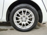タイヤサイズは185/60R15になります。社外アルミホイールです。
