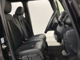 女性でも運転がしやすいように、シートの高さ調整機能(シートリフター)がついています。運転席と助手席の間が空いている為、助手席側への移動がスムーズです。交通量の多い道でも助手席側から乗り降りができます。
