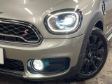 ●LEDヘッドライト:夜間走行時も良好な視界を確保し安心して運転できる高輝度LEDヘッドライトを装備!点灯速度が早く、消費電力も抑えられています。