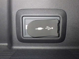 充電用USB端子付き。スマートフォンなどの充電に便利です。