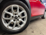 ●純正16インチアルミホイール:輸入車ならではの卓越した走りを支えるホイールと足回りです!日本車の走りに慣れている方にもぜひ体感して頂きたいほど、高いレベルでまとまっています!