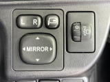 【電動格納ミラー】サイドミラーは電動格納式となっており、狭い駐車場でもキズがつくリスクを抑えられます。
