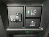 ハンドルの右側にはヘットライトリベライザーとHondaセンシング用のメインスイッチがついています。ヘッドライトリベライザーは道路状況や積荷の加重に応じてライトの高さを調節できます。