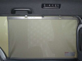 セカンドシートの窓ガラスには日よけのシェードを装備しています。強い日差しのカットに、プライバシー対策としても重宝します。
