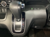 CVT車のセレクトレバーです。低速から高速まで、変速ショックのないスムーズな走りを実現するとともに、エンジン効率のよい領域を維持することで燃費にも貢献します。