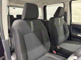 高いホールド性で運転姿勢が安定します。長距離ドライブでも疲れにくいのが魅力です。