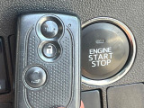 【スマートキー】カバンやポケットに入れたままでもドアの施錠・解錠が可能なスマートキーを装備。エンジンのオン・オフ時もカギを取り出す必要が無いからとっても便利です♪