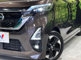 【LEDヘッドライト】悪天候や夜間走行時も良好な視界を確保し安心して運転できる高輝度LEDヘッドライトを装備!点灯速度が早く、消費電力も抑えられています。