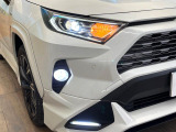 【LEDヘッドライト】悪天候や夜間走行時も良好な視界を確保し安心して運転できる高輝度LEDヘッドライトを装備!点灯速度が早く、消費電力も抑えられています。
