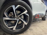 ●純正18インチアルミホイール:輸入車ならではの卓越した走りを支えるホイールと足回りです!日本車の走りに慣れている方にもぜひ体感して頂きたいほど、高いレベルでまとまっています!
