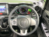 インテリアに合わせたデザインのステアリングは、運転される方のことも考え、運転しやすい形状、大きさです。是非一度、実際に触ってお確かめください。