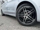 メルセデス・ベンツの定める厳しい基準をクリアしたお車のみをご案内させて頂きます。納車前整備はメーカー規定に基づき最大100項目にも及ぶ点検を熟練のメカニックによって行いご納車させて頂きます。
