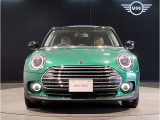 MINIのフロントグリルのデザインはイギリスで生まれた当初から、シルバーのサイドバーが折り重なった伝統的なデザインで御座います。その伝統はBMWのお車になってからでも少しずつ形を変えて守られております