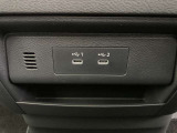 USBポート付きで携帯の充電などに便利。