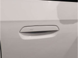 【デザインとの融合】BMWデザイナーが創り出したボディデザインを損なう事のない様に配置とデザインに拘っています。ドアノブについてもBMWの拘りに妥協はありません。
