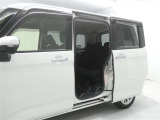 【両側パワースライドドア】両側パワースライドドア付きだから、狭い駐車スペースなどでの 乗り降りラクラク!小さなお子さまのいるご家庭には嬉しい装備。