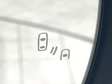 【ブラインドスポットモニター】走行中、ドアミラーの死角になりやすい箇所に後続車が接近するとサイドミラー付近に警告を表示、ドライバーに注意喚起をしてくれます。