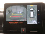 パノラミックビューモニター付きです。車両を上から見たような映像をディスプレイオーディオ画面に表示。運転席からの目視だけでは見にくい、車両周辺の状況をリアルタイムでしっかり確認できます。